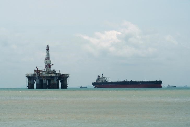 © Reuters. Буровая и танкер у побережья малайзийского штата Джохор