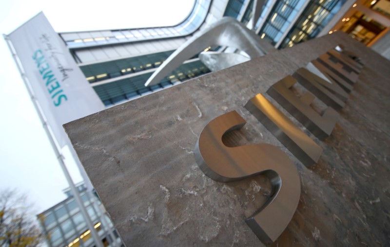 © Reuters. FILE PHOTO: The headquarters of Siemens AG is seen before the company's annual news conference in Munich