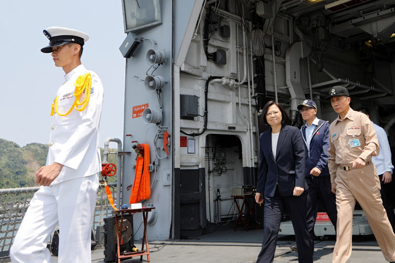 © Reuters. رئيسة تايوان تحضر تدريبا عسكريا قبالة الساحل الشرقي