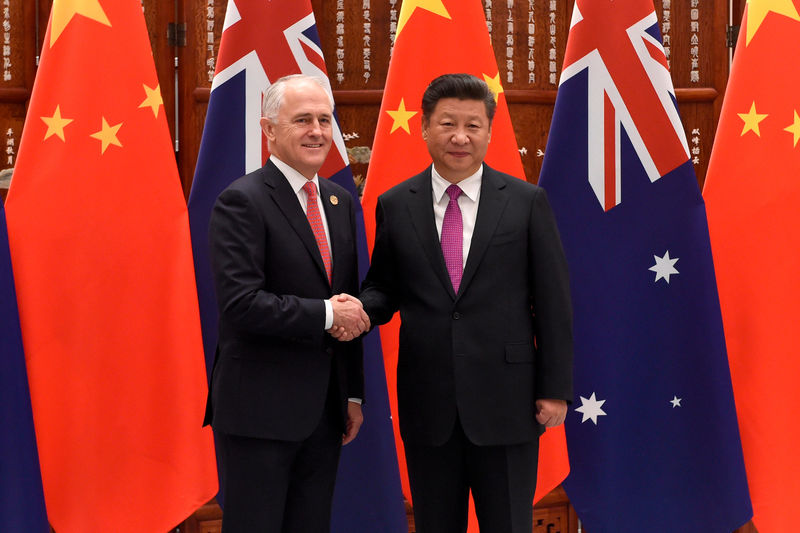 © Reuters. FILE PHOTO: Chinese President Xi Jinping shakes hands with Australia's Prime Minister Malcolm Turnbull ahead of G20 Summit in Hangzhou, Zhejiang province, China