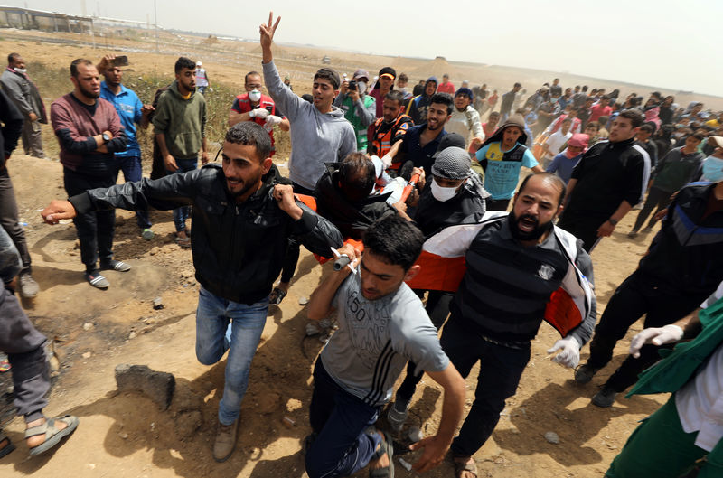 © Reuters. إصابة ستة فلسطينيين في احتجاجات على حدود غزة وإسرائيل