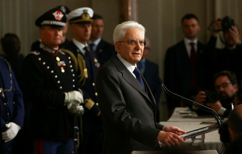 © Reuters. Il presidente della Repubblica Sergio Mattarella oggi al Quirinale