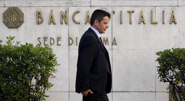 © Reuters. FILE PHOTO :A man walks past a Bank of Italy sign in Rome