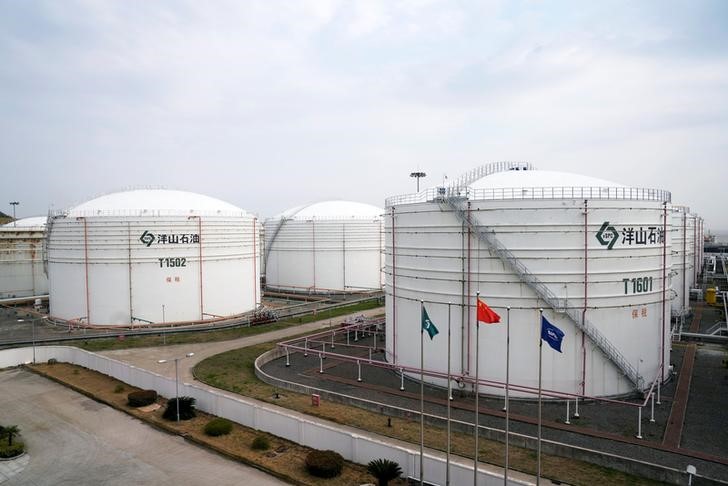 © Reuters. Нефтехранилища в шанхайском порту Яншань