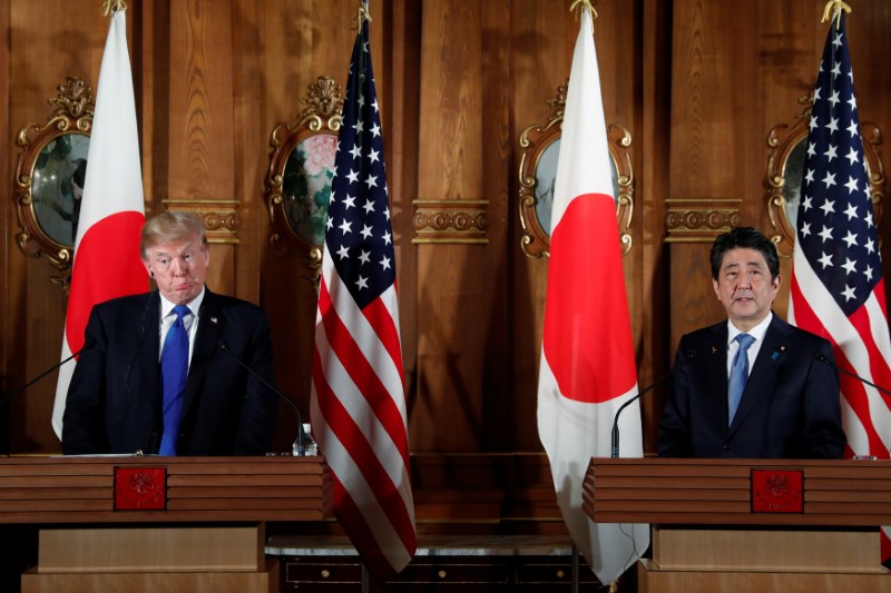 © Reuters. Presidente dos EUA, Donald Trump, e o primeiro-ministro do Japão, Shinzo Abe, em coletiva de imprensa em Tóquio, Japão