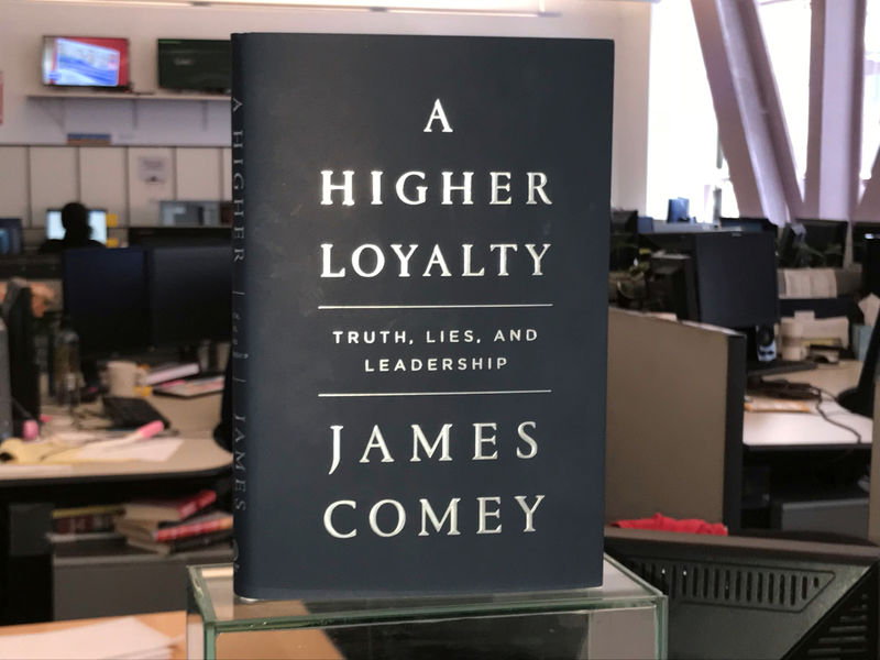 © Reuters. A copy of former FBI director James Comey's book "A Higher Loyalty" is seen in New York City