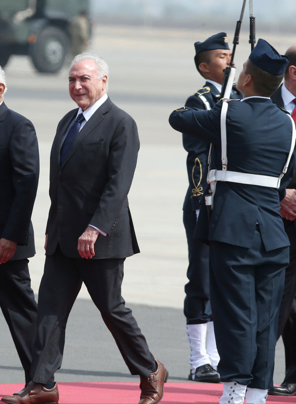 © Reuters. O presidente do Brasil, Michel Temer, chega ao aeorporto para a Cúpula das Américas em Lima, no Peru