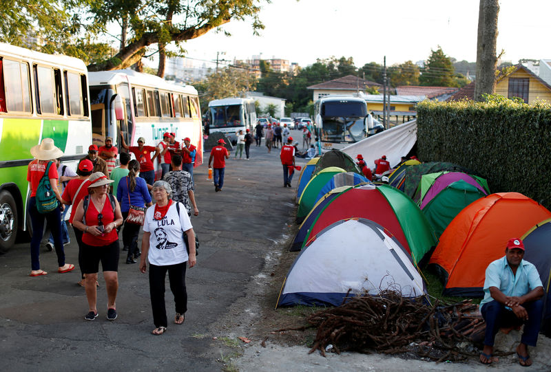 © Reuters. Apoiadores de Lula em acampamento perto da PF em Curitiba