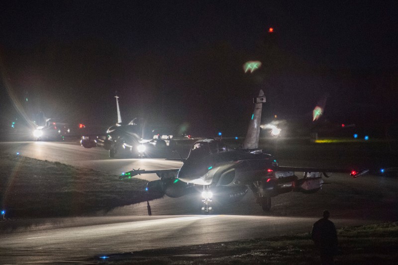 © Reuters. مصدر: مقاتلات ميراج ورافال وفرقاطات فرنسية شاركات في ضربات سوريا