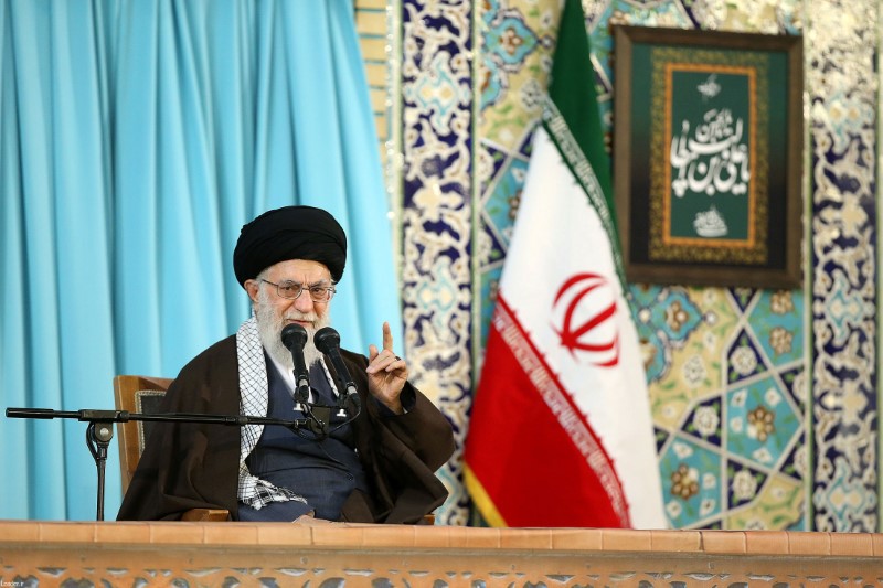 © Reuters. FOTO DE ARCHIVO- Iran's Supreme Leader Ayatollah Ali Khamenei gestures as he delivers a speech in Mashad