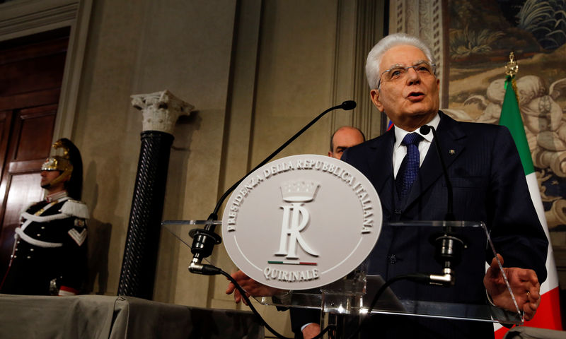 © Reuters. El presidente de Italia, Sergio Mattarella, en una rueda de prensa en Roma