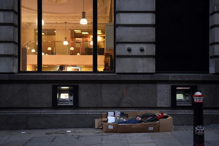 © Reuters. Miles luchan por asegurarse un hogar ante la crisis de vivienda en Reino Unido