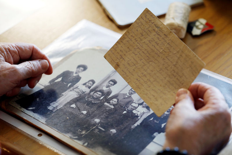 © Reuters. Holocaust survivor Betty Kazin Rosenbaum, 76, holds an old letter and a family photo during an interview in her house in Zichron Yaakov