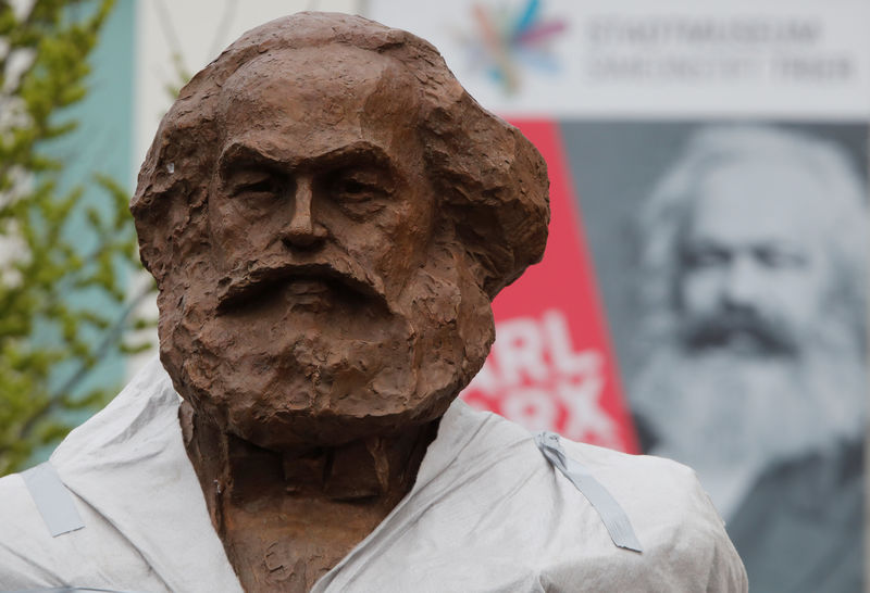 © Reuters. Erigen enorme estatua de Carlos Marx regalo de China en su ciudad natal de Alemania