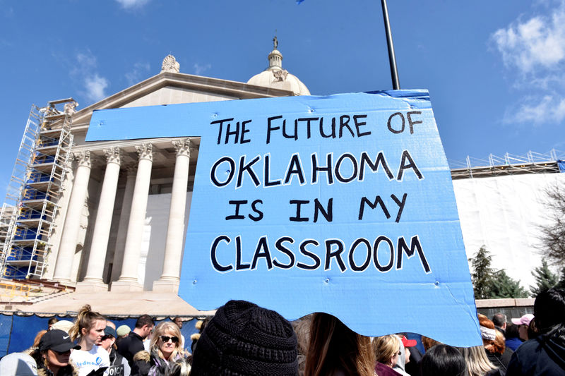 © Reuters. FILE PHOTO: Teachers rally outside the state Capitol on the second day of a teacher walkout to demand higher pay and more funding for education in Oklahoma City