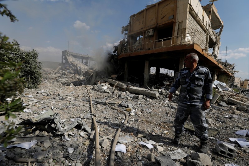 © Reuters. الهجوم الثلاثي على سوريا حول مركز أبحاث إلى أنقاض