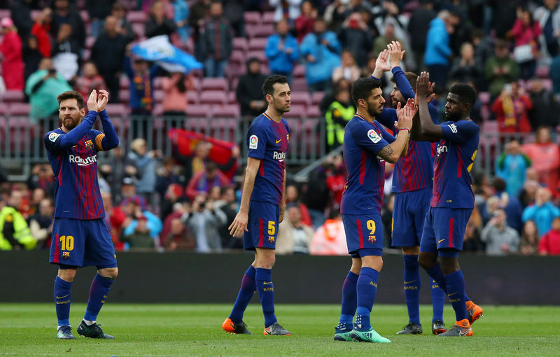© Reuters. El Barça se repone con victoria y récord frente al Valencia
