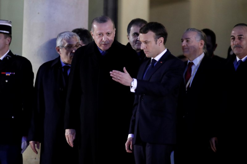 © Reuters. ماكرون يبلغ إردوغان برغبته في تعزيز التعاون بشأن سوريا