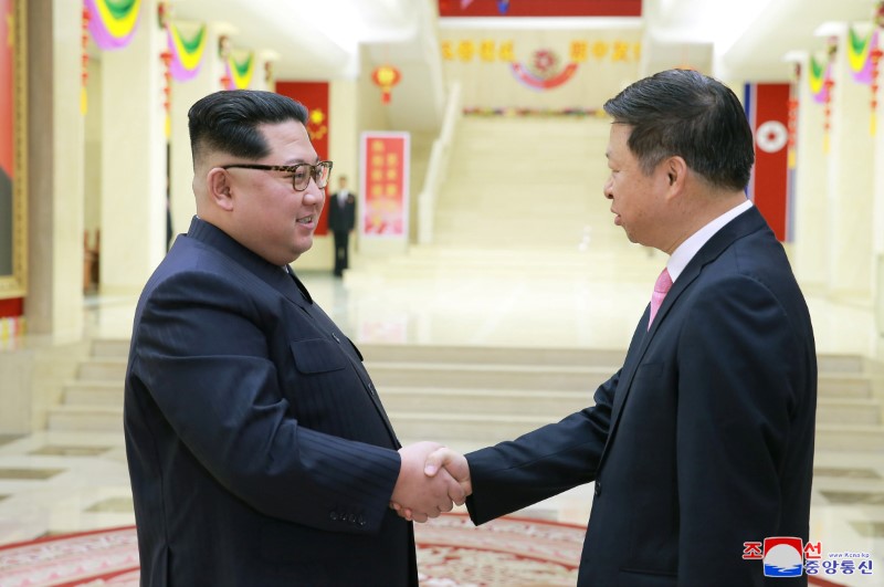 © Reuters. زعيم كوريا الشمالية يلتقي مع مسؤول صيني كبير