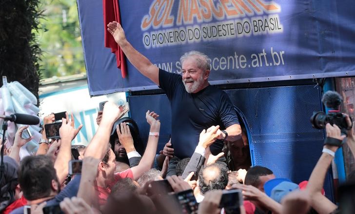 © Reuters. FILE PHOTO - Former Brazilian President Luiz Inacio Lula da Silva is carried by supporters in front of the metallurgic trade union in Sao Bernardo do Campo