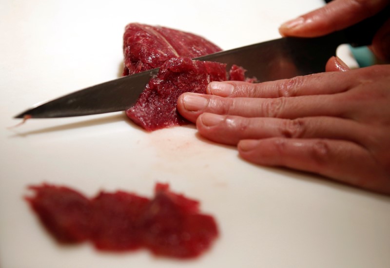 © Reuters. دراسة: اللحم الأحمر "المطهو جيدا" يرتبط بأمراض الكبد وداء السكري