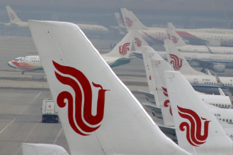 © Reuters. الخطوط الجوية الصينية تغير وجهة رحلة بسبب تهديد راكب للطاقم بقلم حبر