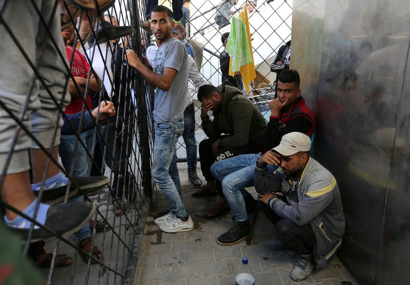 © Reuters. Palestinos reaccionan en un hospital luego de una explosión en el sur de la Franja de Gaza