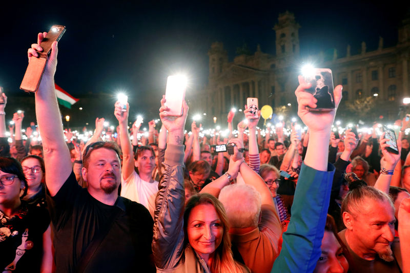 © Reuters. Protestas en Hungría contra la victoria electoral de Orban