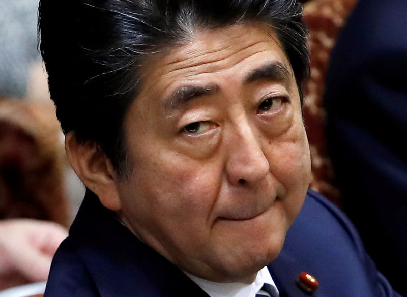 © Reuters. FILE PHOTO: Japan's Prime Minister Shinzo Abe at an upper house parliamentary session in Tokyo