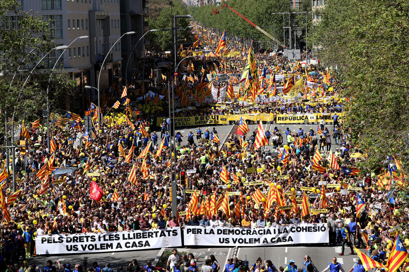 © Reuters. Decenas de miles piden en Barcelona la libertad de los independentistas presos
