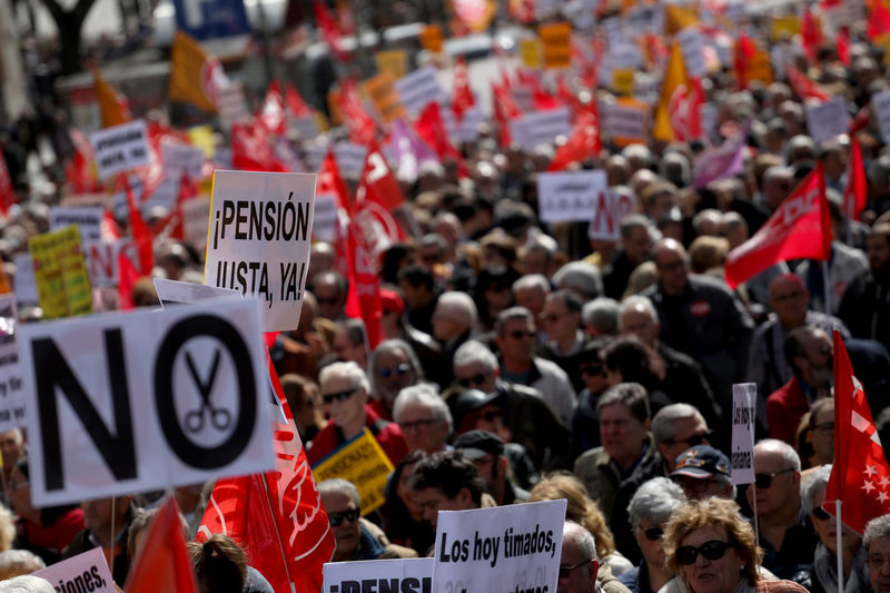 © Reuters. Los jubilados españoles vuelven a manifestarse por unas "pensiones dignas"