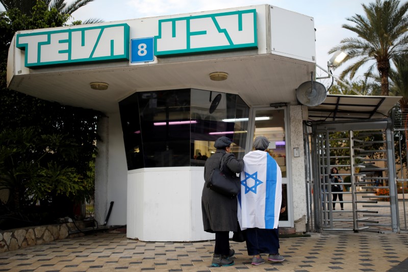 © Reuters. FILE PHOTO: Workers of Teva Pharmaceutical Industries stand at the entrance to their facility in Ashdod, Israel