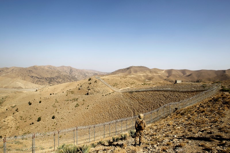 © Reuters. مقتل جنديين باكستانيين في هجوم على الحدود مع أفغانستان