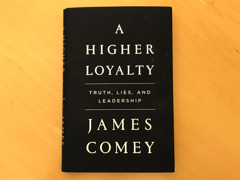 © Reuters. A copy of former FBI director James Comey's book "A Higher Loyalty" is seen in New York City