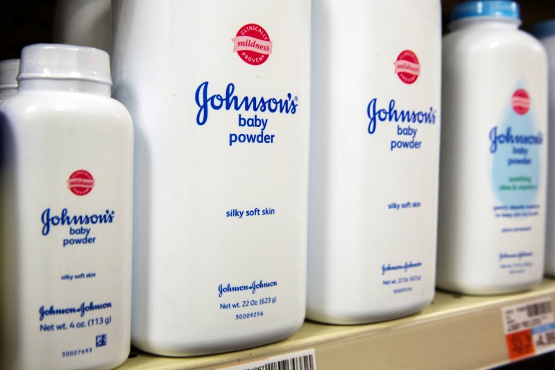 © Reuters. FILE PHOTO: Bottles of Johnson & Johnson baby powder line a drugstore shelf in New York