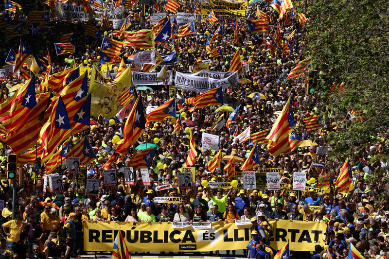 © Reuters. مظاهرات في مدينة برشلونة الإسبانية دعما لزعماء انفصاليين مسجونين