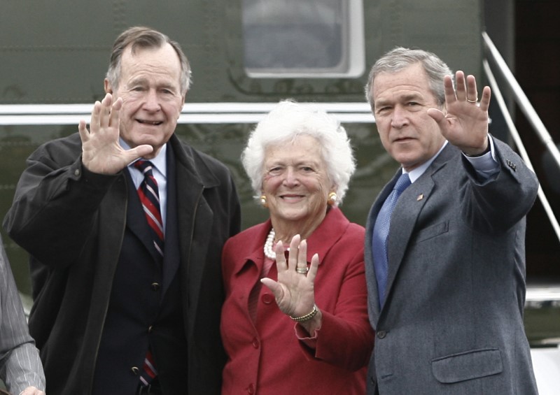 © Reuters. Barbara Bush con su hijo, el entonces presidente de Estados Unidos George W. Bush (derecha), y su marido el expresidente George H.W. Bush antes de una ceremonia religiosa en Fort Hood, Texas, Estados Unidos. Imagen de archivo