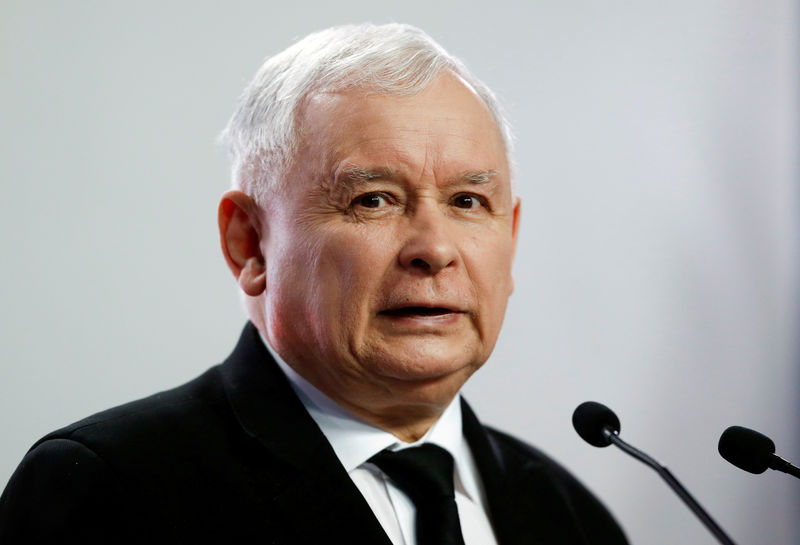 © Reuters. FILE PHOTO: Jaroslaw Kaczynski, leader of the ruling party Law and Justice, delivers a news conference in Warsaw