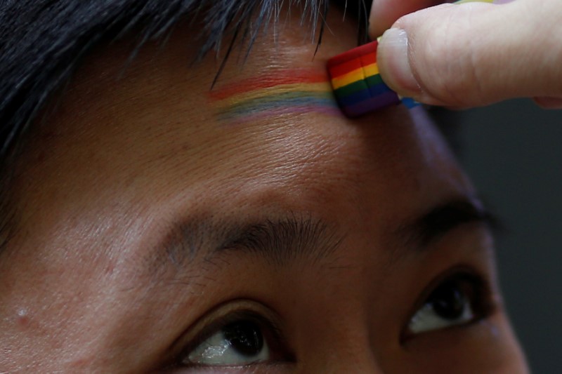 © Reuters. A participant takes part in a Pride Run, an event of the ShanghaiPRIDE LGBT celebration in Shanghai