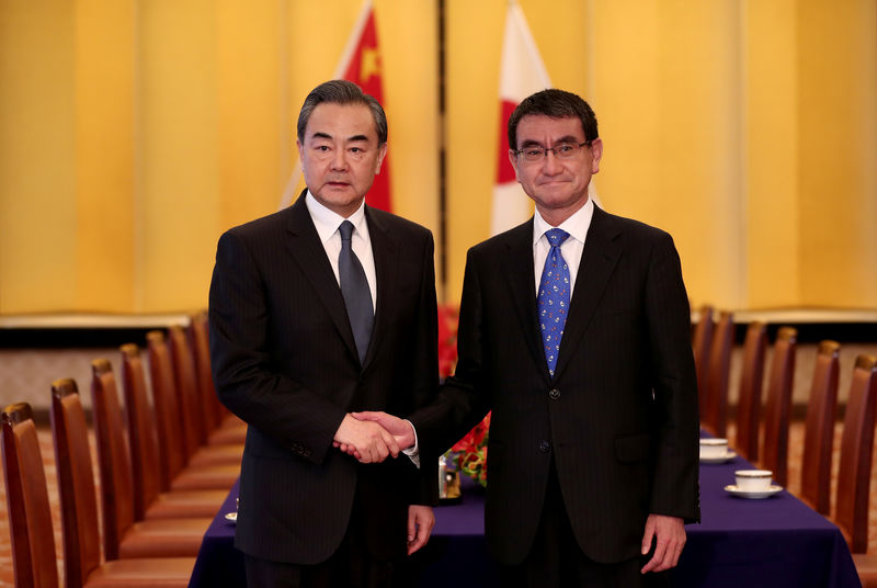 © Reuters. Ministro de Relações Exteriores da China, Wang Yi, e ministro de Relações Exteriores do Japão, Taro Kono, em Tóquio