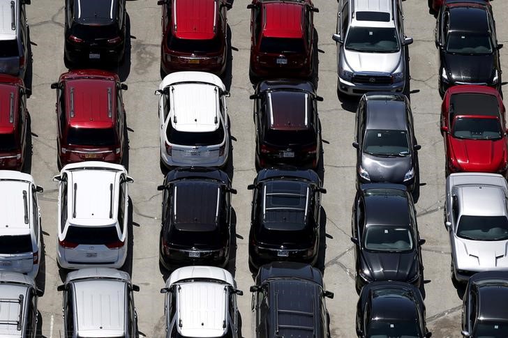 © Reuters. FILE PHOTO - Cars are seen in a parking lot in Palm Springs