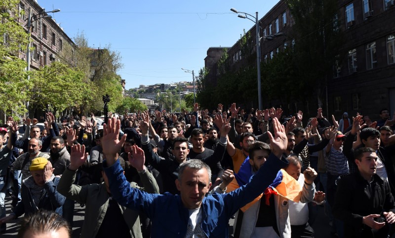 © Reuters. الآلاف يحتجون في أرمينيا على ترشيح سركسيان لرئاسة الوزراء وإصابة البعض
