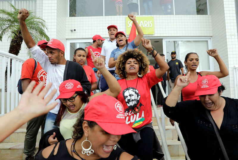 © Reuters. Militantes do Movimento dos Trabalhadores Sem Teto (MTST) são vistos em frente ao apartamento tríplex atribuído ao ex-presidente Luiz Inácio Lula da Silva, no Guarujá, São Paulo