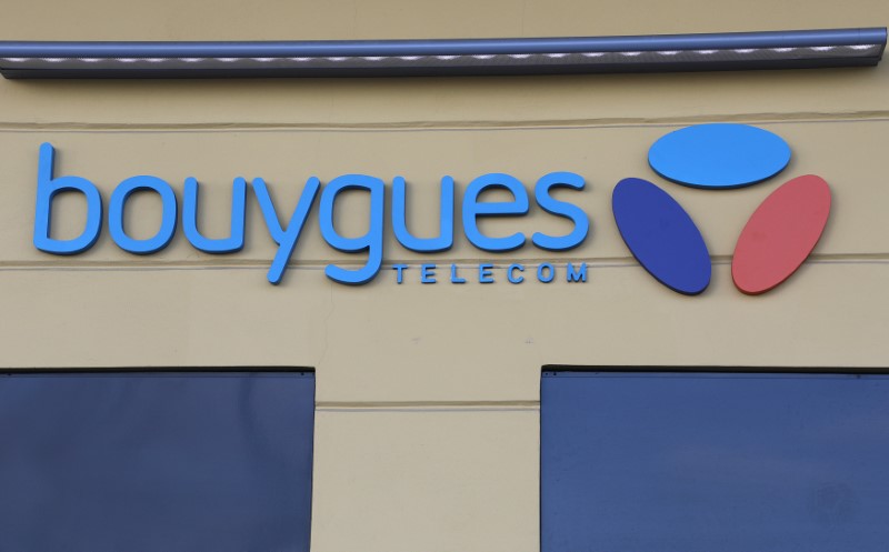 © Reuters. BOUYGUES DÉMENT DISCUTER AVEC UN AUTRE OPÉRATEUR TÉLÉCOMS