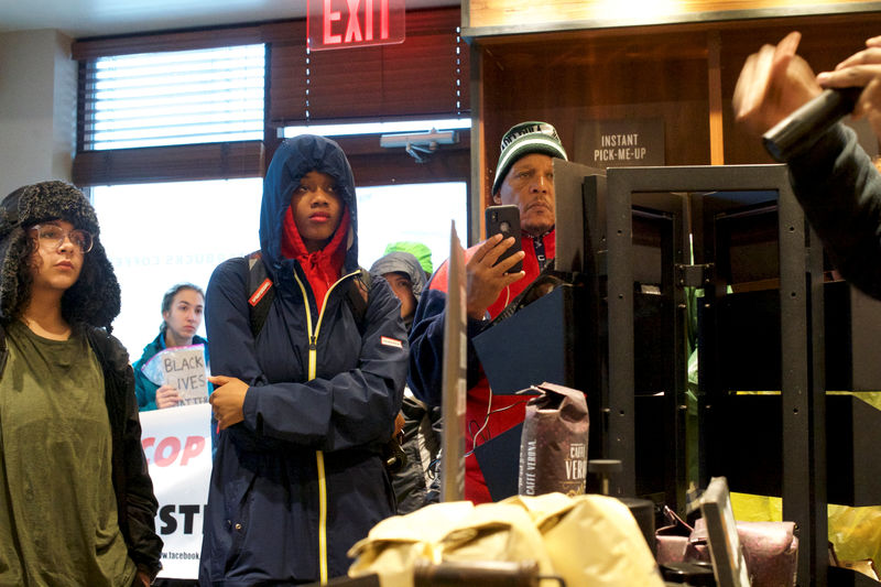 © Reuters. Protestors demonstrate inside a Center City Starbucks, where two black men were arrested, in Philadelphia