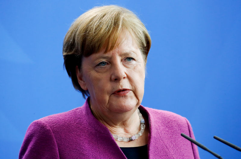 © Reuters. موقف ميركل الحاد تجاه روسيا يلقى معارضة في ألمانيا