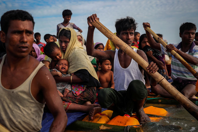 © Reuters. Foto premiada com o Pulitzer de refugiados rohingya a caminho de Bangladesh