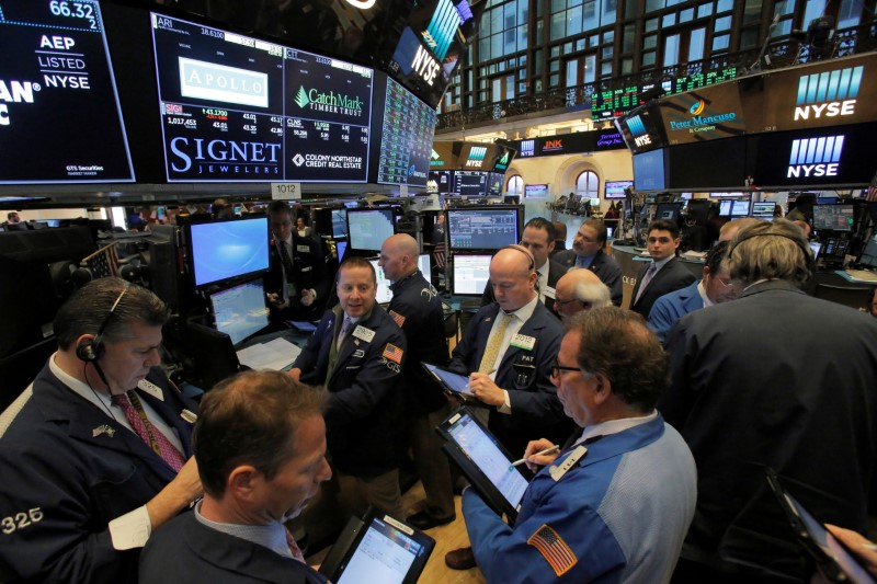 © Reuters. Operadores trabalham na New York Stock Exchange (NYSE) em Manhattan, Nova York, EUA