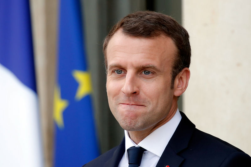 © Reuters. Macron na saída do Palácio do Eliseu em Paris