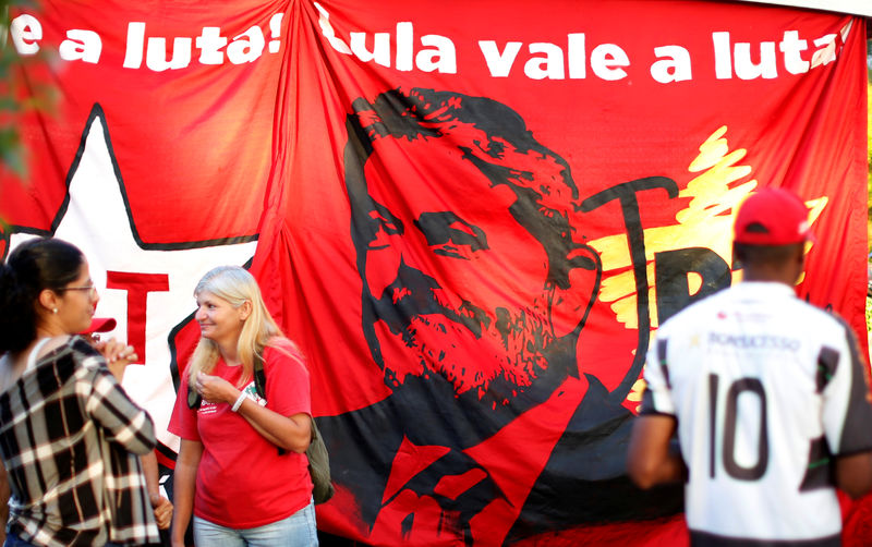 © Reuters. Apoiadores de Lula nos arredores da PF em Curitiba